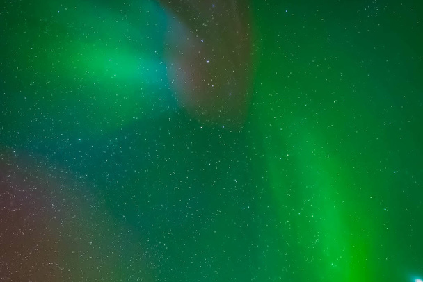 Aurora boreal en el cielo nocturno del norte. Ionización del particl de aire
 - Foto, imagen