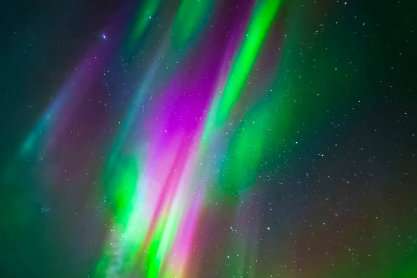 Aurora borealis в нічному північному небі. Іонізація повітряних частинок - Фото, зображення