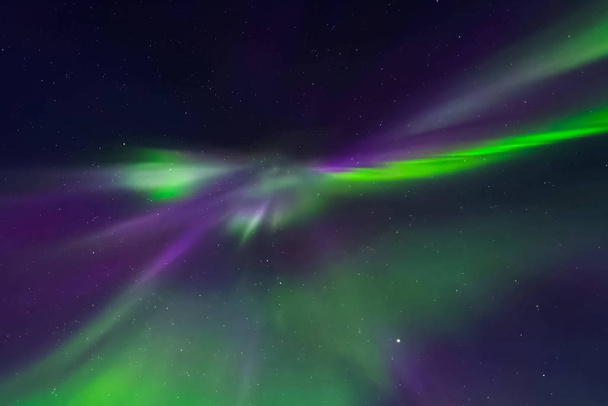 オーロラは夜の北の空にある。空気粒子のイオン化 - 写真・画像