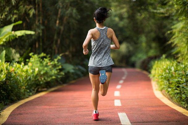 Fitness saine coureuse jogging sur le sentier du parc à l'extérieur
. - Photo, image