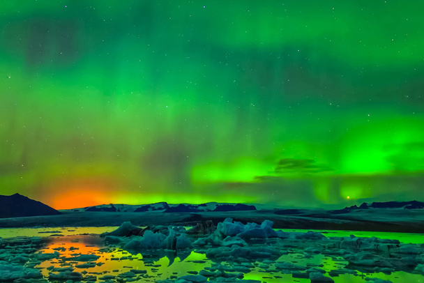 Aurora borealis in de nacht noordelijke hemel. Ionisatie van het luchtdeeltje - Foto, afbeelding
