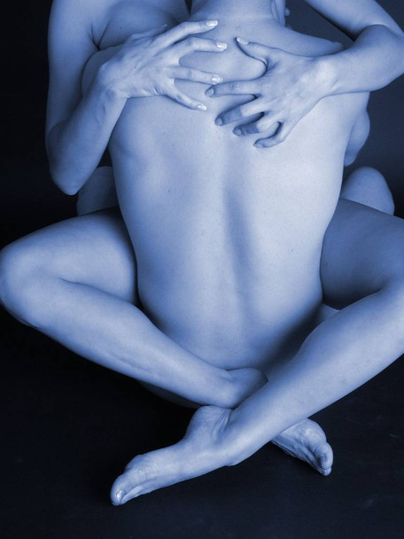 гола жінка з татуюванням на животі
 - Фото, зображення