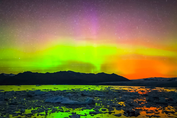 Aurora boreal en el cielo nocturno del norte. Ionización del particl de aire
 - Foto, imagen