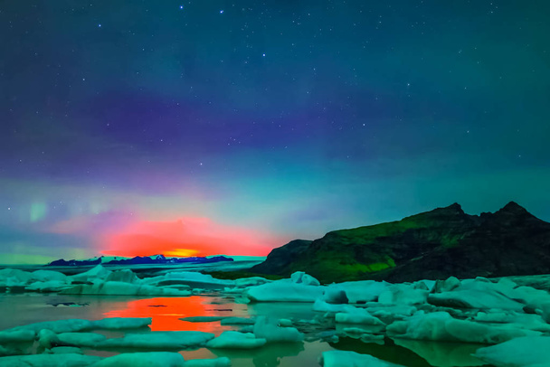 Aurora borealis dans le ciel nocturne du nord. Ionisation des particules atmosphériques
 - Photo, image