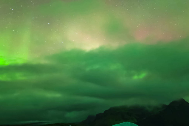 オーロラは夜の北の空にある。空気粒子のイオン化 - 写真・画像