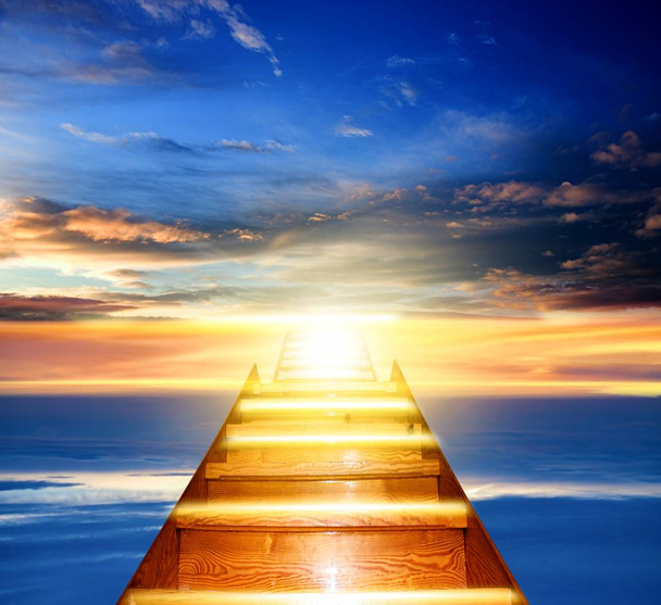 空からの光。宗教的背景。天の門だ空への階段。成功への道 - 写真・画像
