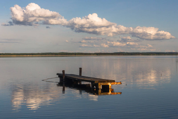 Verão no lago, com reflexos e nuvens
 - Foto, Imagem