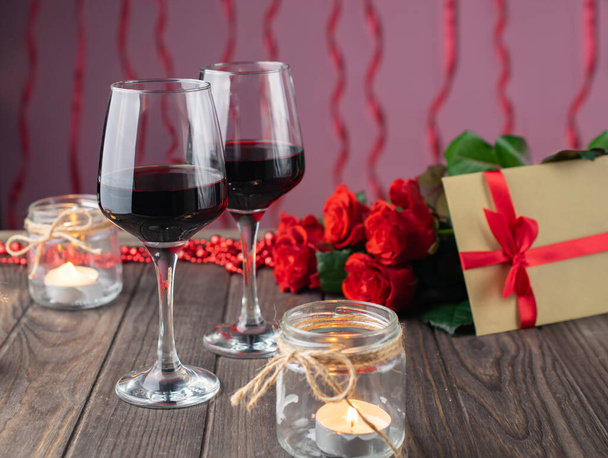 romantischer gemütlicher Abend mit Wein, Blumen, Kerzen und Geschenk - Foto, Bild