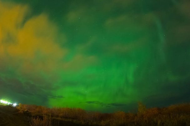 Aurora borealis в нічному північному небі. Іонізація повітряних частинок - Фото, зображення