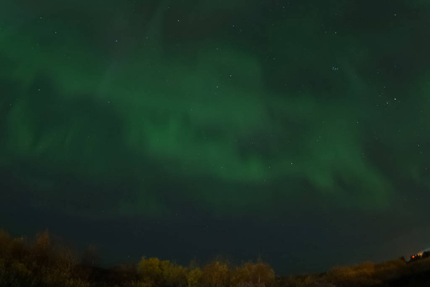 Aurora borealis στη νύχτα βόρειο ουρανό. Ιονισμός του ατμοσφαιρικού αέρα - Φωτογραφία, εικόνα