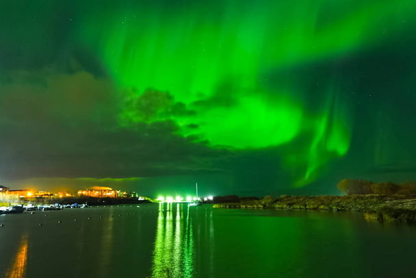 Aurora borealis az északi égbolton. Levegőrészecskék ionizálása - Fotó, kép
