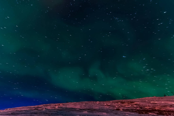 Aurora Borealis na nocnym niebie północnym. Jonizacja cząstek powietrza - Zdjęcie, obraz