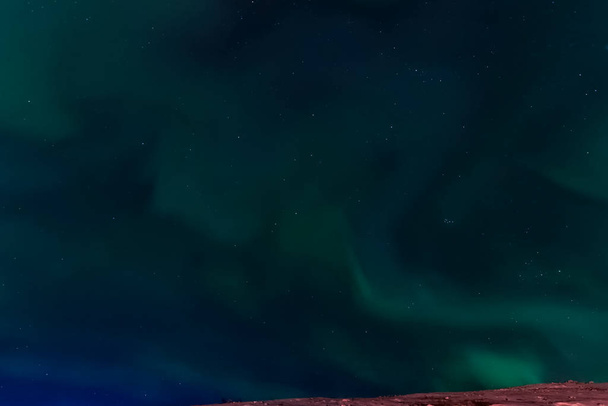 Aurora borealis в ночном северном небе. Ионизация частиц воздуха
 - Фото, изображение