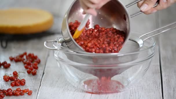 Rode bessen gelei koken van rode bessen. Zoete natuurlijke zelfgemaakte suiker. - Video