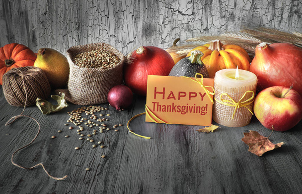 Herbstliches Arrangement auf Holz und Gruß "Happy Thanksgiving" auf Holz  - Foto, Bild
