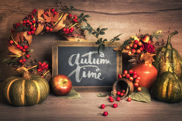 Осенние украшения на доске с надписью "Осеннее время"
 - Фото, изображение