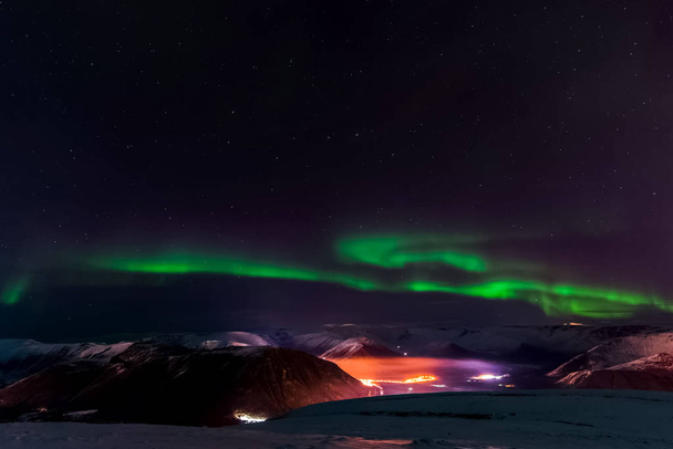 Aurora borealis in de nacht noordelijke hemel. Ionisatie van het luchtdeeltje - Foto, afbeelding