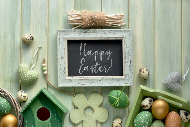 Piso de Pascua sobre tablones de madera verde claro con dism de primavera
 - Foto, imagen