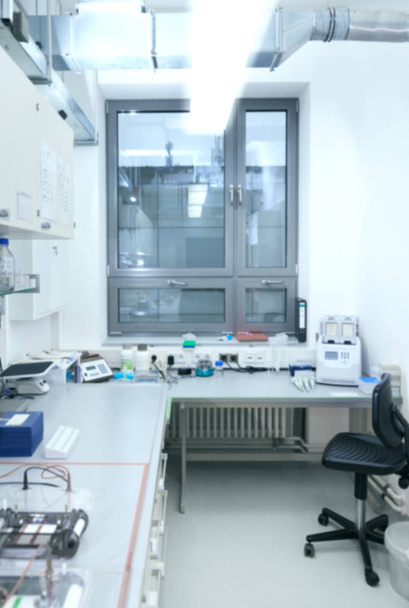 Εσωτερικό του σύγχρονου εργαστηρίου βιολογίας ή χημείας της έρευνας - Φωτογραφία, εικόνα