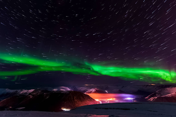 Aurora borealis dans le ciel nocturne du nord. Ionisation des particules atmosphériques
 - Photo, image