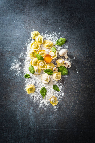 Raw ravioli with flour egg musrooms and and spinach - Top of view. Italian or mediterranean healthy cuisine - Foto, imagen