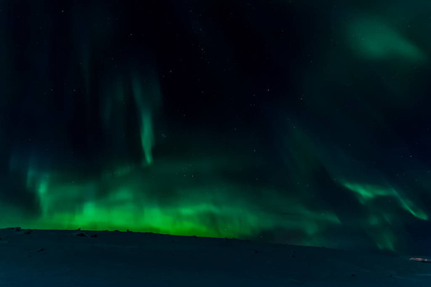 Kuzey gökyüzünde Aurora Borealis. Hava parçacığının iyonlaşması! - Fotoğraf, Görsel