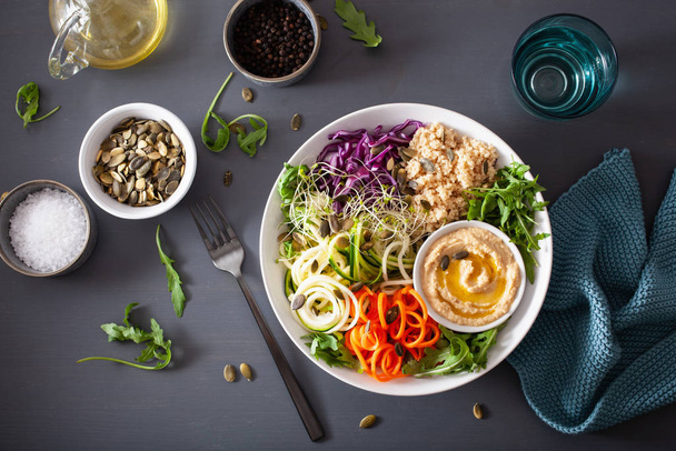 vegetariánský kuskus oběd mísa s spiralazed mrkev a cuketa, - Fotografie, Obrázek
