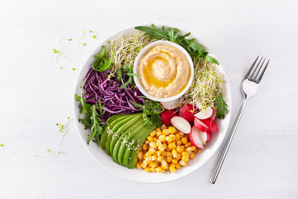 vegan avocado sweet corn lunch bowl with hummus, red cabbage, ra - Foto, afbeelding