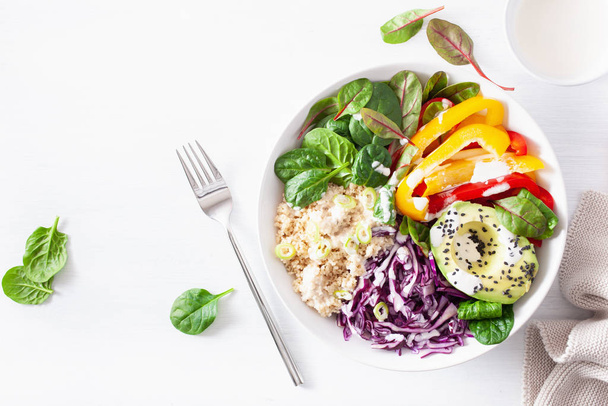 вегетаріанський кус-кус обідня чаша з авокадо, болгарським перцем, шпинатом
 - Фото, зображення