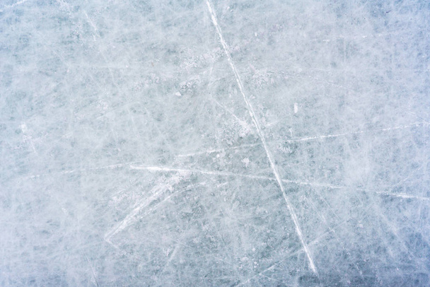 Tło lodowe ze znakami z łyżwiarstwa i hokeja, niebieska tekstura powierzchni lodowiska z zadrapaniami - Zdjęcie, obraz