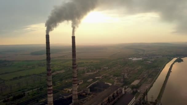 Αεροφωτογραφία των σωλήνων υψηλής καμινάδας με γκρίζο καπνό από το εργοστάσιο παραγωγής ηλεκτρικής ενέργειας άνθρακα. Παραγωγή ηλεκτρικής ενέργειας με ορυκτά καύσιμα. - Πλάνα, βίντεο