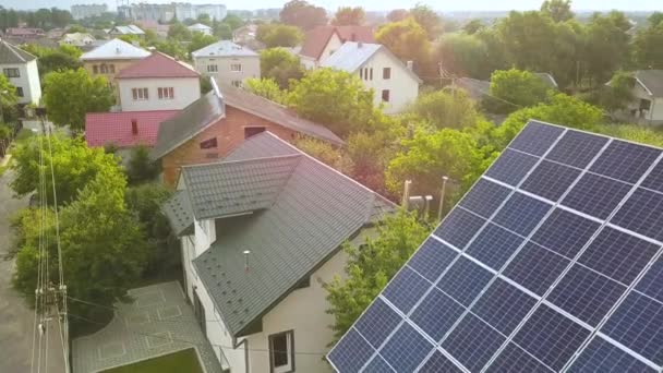 Vista superior aérea de la nueva casa de campo residencial moderna con azul brillante sistema de paneles solares fotovoltaicos en el techo
. - Imágenes, Vídeo