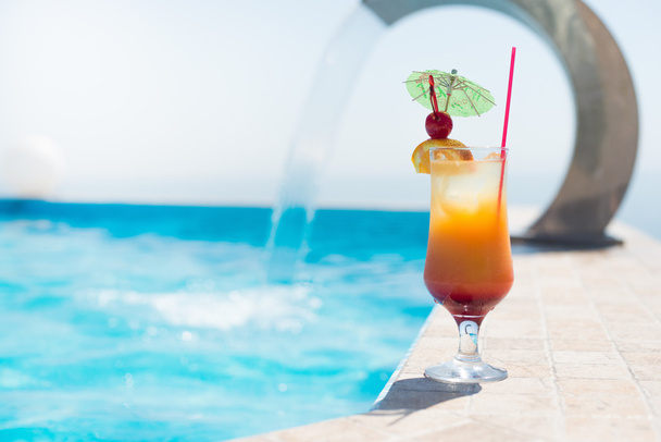 Cocktail near the swimming pool - Foto, imagen