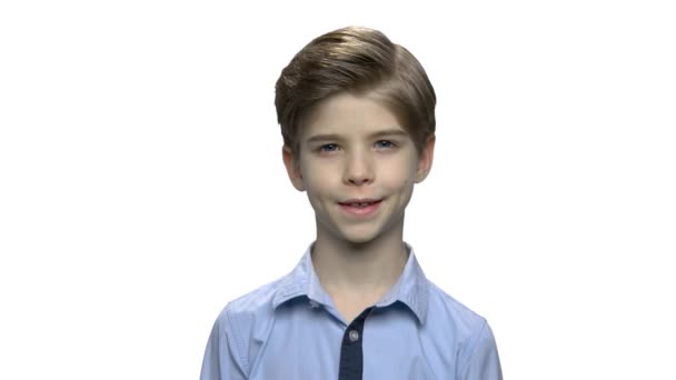 Portré jóképű kisfiú fehér háttér. - Felvétel, videó