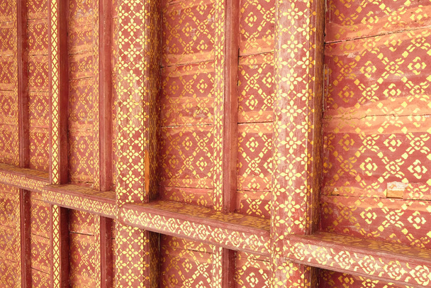 goldenes Muster auf Holzbrettern vom Dach eines alten Hauses gezeichnet. - Foto, Bild