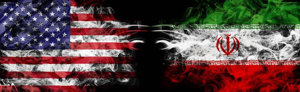 Crisis de Estados Unidos e Irán con banderas místicas humeantes
 - Foto, Imagen