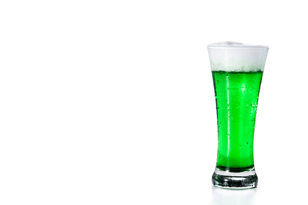Традиционный день Святого Патрика зеленое пиво изолированы на белом фоне. Копирование пространства
 - Фото, изображение