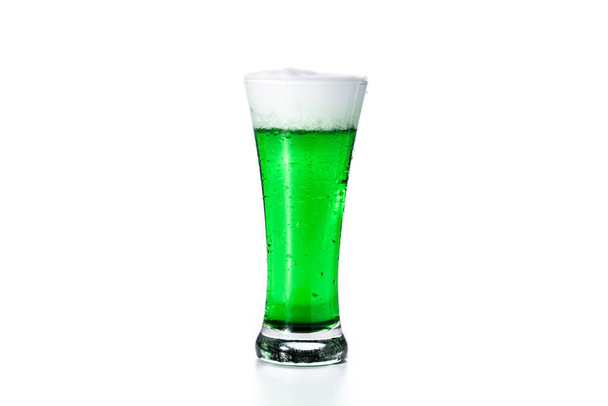 Tradycyjne St Patrick 's Day zielone piwo izolowane na białym tle.  - Zdjęcie, obraz
