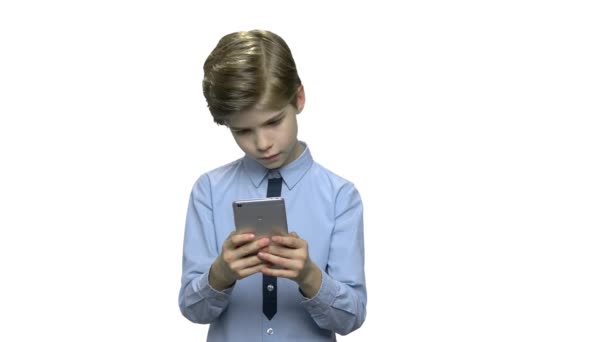 Πορτρέτο του έφηβου αγοριού χρησιμοποιώντας smartphone. - Πλάνα, βίντεο