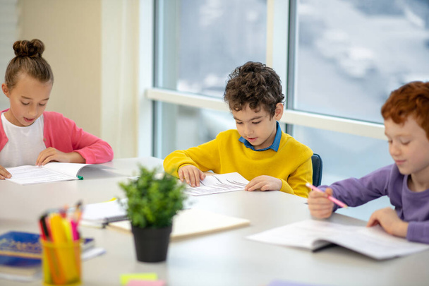 Tres niños estudiando juntos en la clase
 - Foto, Imagen