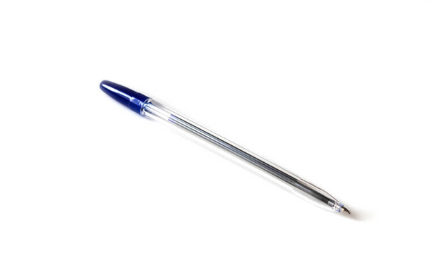 przezroczysty długopis z niebieskim wieczkiem na białym tle - Zdjęcie, obraz