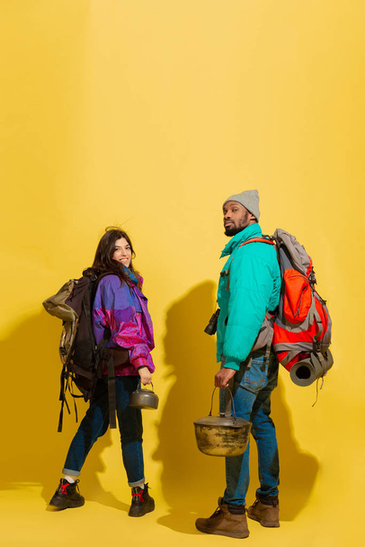 Muotokuva iloinen nuori turisti pari eristetty keltaisella pohjalla
 - Valokuva, kuva