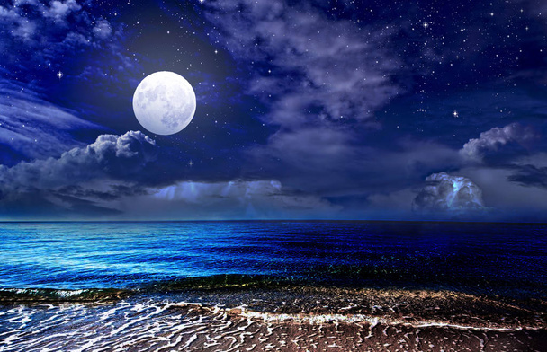 Luna llena sobre el mar y cielo estrellado
 - Foto, imagen