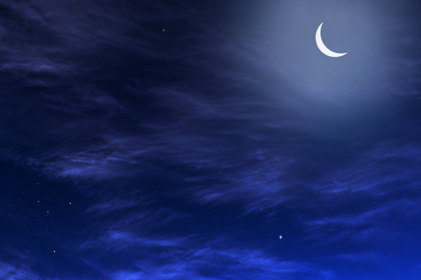 Tähdet, kuu ja cumulonimbus yötaivaalla
 - Valokuva, kuva