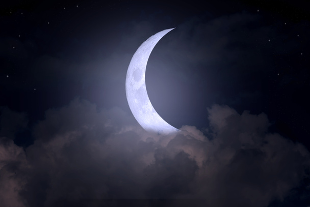 Sterren, maan en cumulonimbus aan de nachtelijke hemel - Foto, afbeelding
