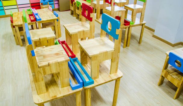 Escritorios y sillas en el aula de kindergarten
. - Foto, Imagen