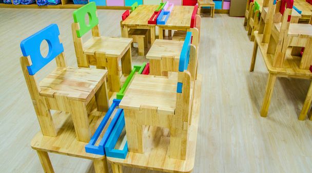Secretárias e cadeiras na sala de aula do jardim de infância
. - Foto, Imagem