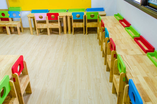 Escritorios y sillas en el aula de kindergarten
. - Foto, imagen