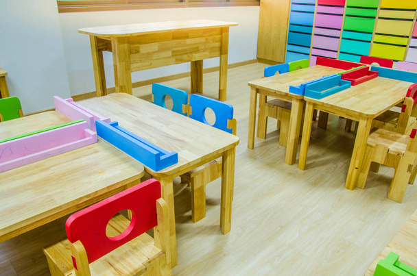 Biurka i krzesła w przedszkolu. - Zdjęcie, obraz