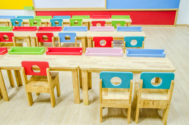 Γραφεία και καρέκλες στην τάξη νηπιαγωγείου. - Φωτογραφία, εικόνα